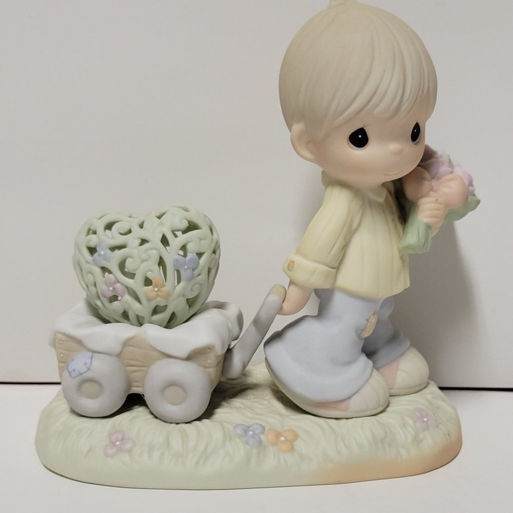 Precious Moments Figurine "Bringing You My Heart"